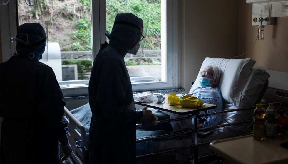 Severely affected: Italy has been hit hard by the first wave of infections and is now in its third.  Here, a traditional Italian Easter cake is served to a Corona patient at GVM Maria Pia Hospital in Turin on April 4.  Photo: Marco Bertorello / AFP / NTB
