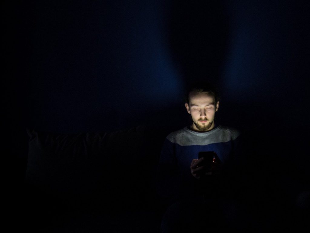 The study shows that the night mode of cell phones does not help us sleep