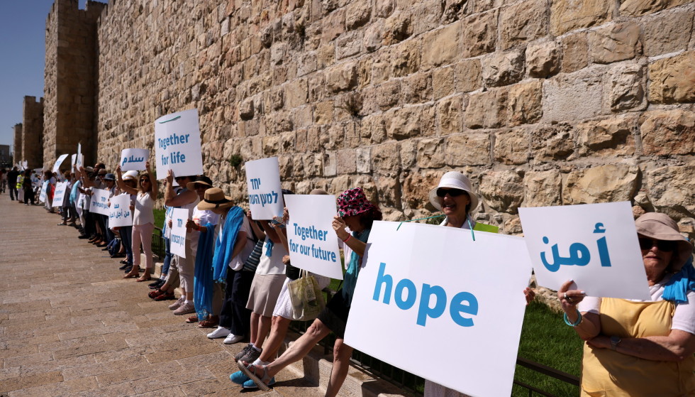 Wants peace: They are not the majority, and they are rarely heard enough, but at one of the walls of the Old City of Jerusalem, Israelis, Palestinians and international activists met and demanded peace and coexistence on Wednesday of this week.  Photo: Reuters / NTB