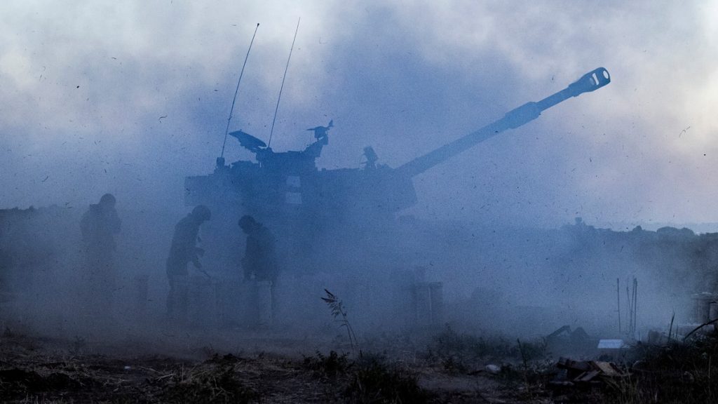 Israelsk artilleri skyter mot mål i Gaza