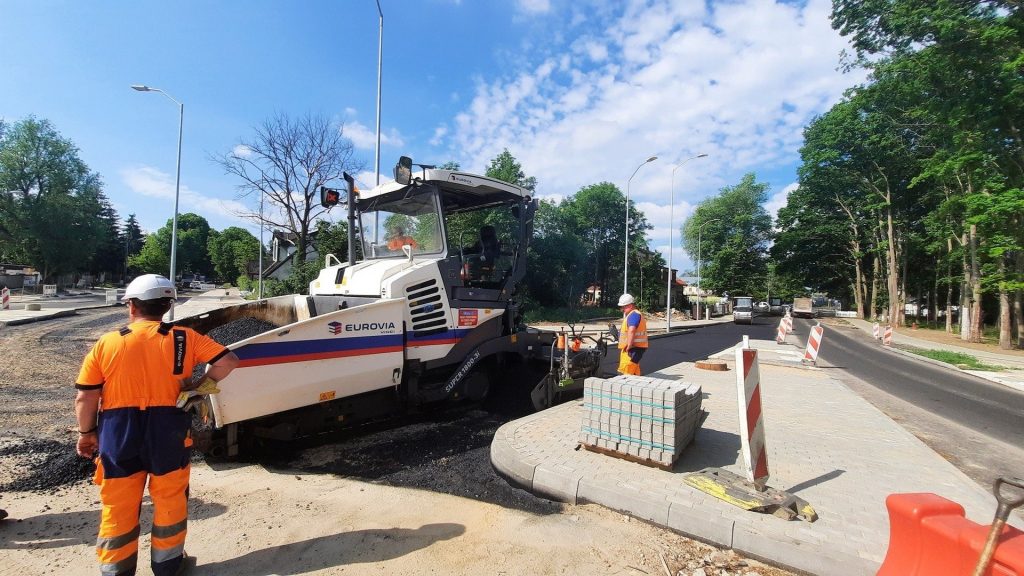Road works in the Motra Street area of ​​Szczecin.  The new roundabout is made of asphalt.  Images
