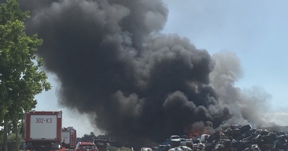 Pożar samochodów w stacji demontażu pojazdów w Stobnie pod Szczecinem. Jedna osoba została ranna. Słup czarnego dymu był widoczny z odległości kilkunastu kilometrów.