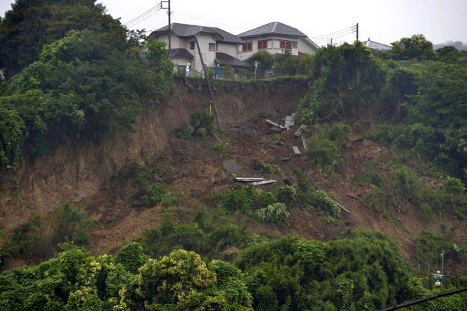 Rescue workers intervene on Saturday, July 3, 2021 in Sushi, Kangawa Province.