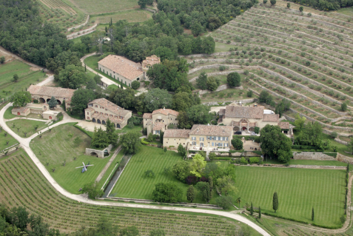 The French Pearl: Château Miraval was built in the 18th century and surrounded by vineyards.  The plot includes several kilometers of land.  Photo: Lionel Cironneau / NTB scanpix