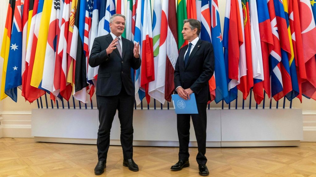 Generalsekretær Mathias Cormann i OCED i samtale med USAs utenriksminister Antony Blinken i organisasjonens hovedkvarter 25. juni 2021.