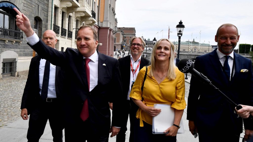 Statsminister Stefan Löfven hilser folk idet han skal presentere sin nye og tredje regjering, 9. juli 2021.