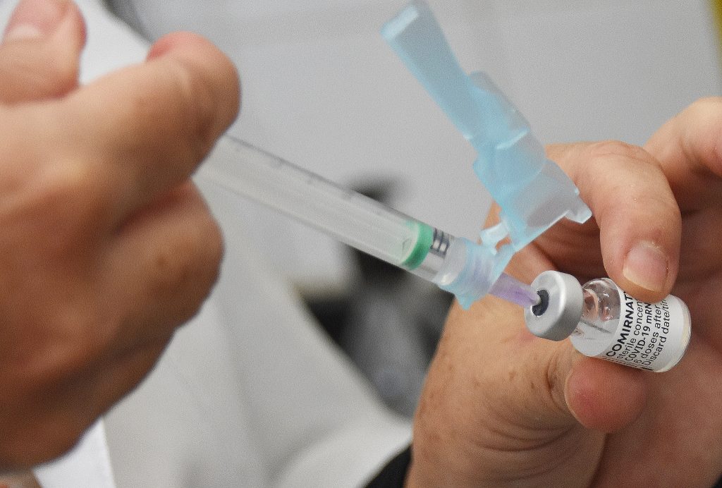 Vacina da Pfizer é preparada para uso por profissional da Saúde no Distrito Fede