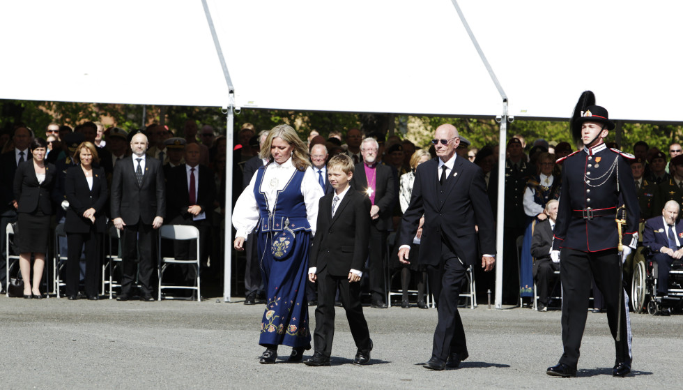 The Cross of War with a Sword: Björg Gestvang and his son Haakon received the award in May 2011 on behalf of her husband and father Trond Paul after his death in Afghanistan.  Former Defense Minister Grete Farimo, center left.  Photo: Erlend Aas/NTB.