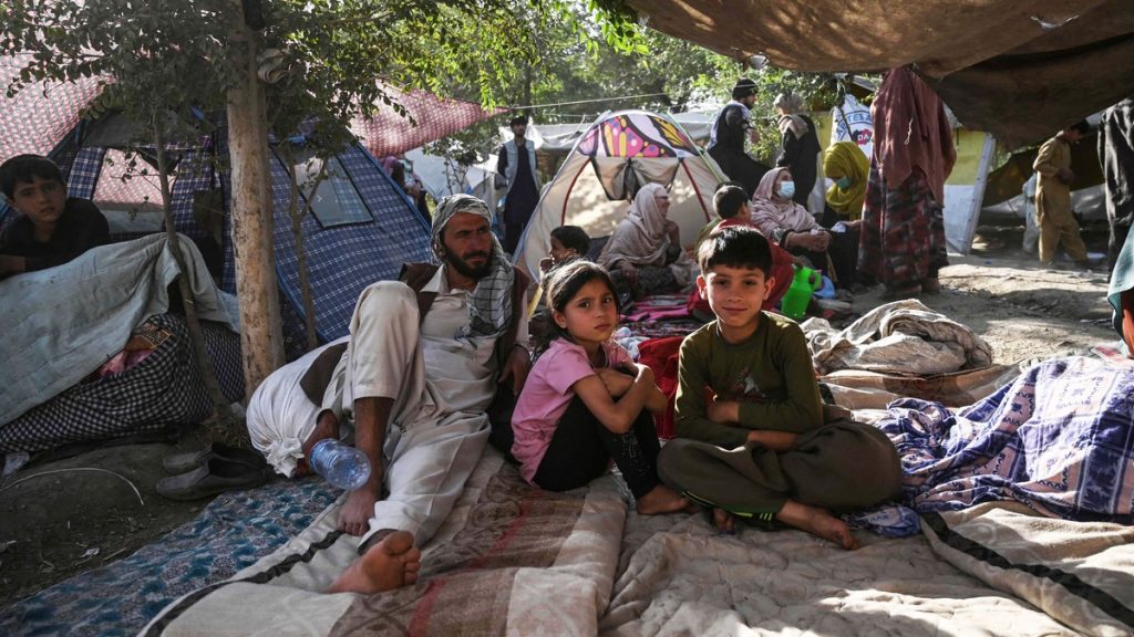 Internt fordrevne fra de siste ukers kamper lever i et telt i Kabul.