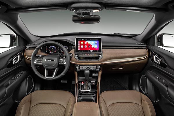 The interior of the Jeep SUV features advanced finishes, a technological dashboard and plenty of seating space