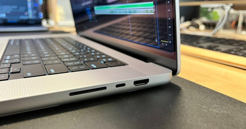 Apple MacBook Pro 2021: first buyers got a new laptop