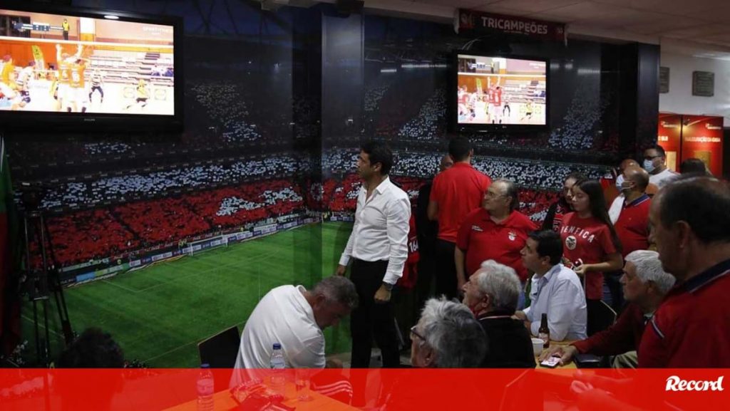 Rui Costa struggled watching Benfica win the Volleyball Super Cup and even cut short his speech - Benfica