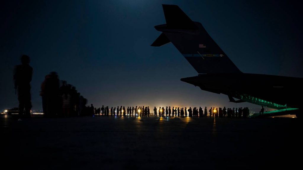 Folk forbereder seg på å gå om bord et amerikansk evakueringsfly i august. Lørdag skal Taliban og USA møtes for samtaler for første gang siden vestlige styrker forlot Afghanistan