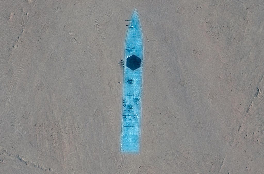 Deep in the largest desert of China, new target targets appeared.  They are similar to American warships.