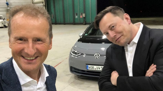 Herbert Dice, CEO of Volkswagen AG, poses for a photo with Tesla boss Elon Musk in a hangar at Brunswick Airport.  © Volkswagen AG / dpa 