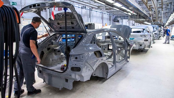 Electric cars are manufactured at the Volkswagen plant in Emden.  © Image Alliance / DPA / China Schult Photo: Sina Schultz