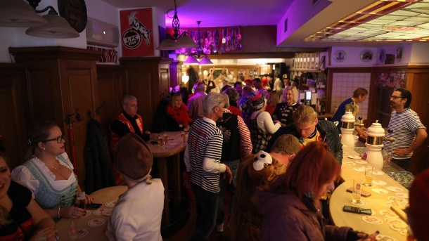 Guests "Reissdorf am Hahnentor": Usually 300 guests come into the pub, the landlord decided to allow only half of them inside due to the corona.  (Source: T-Online / Somerfeld)