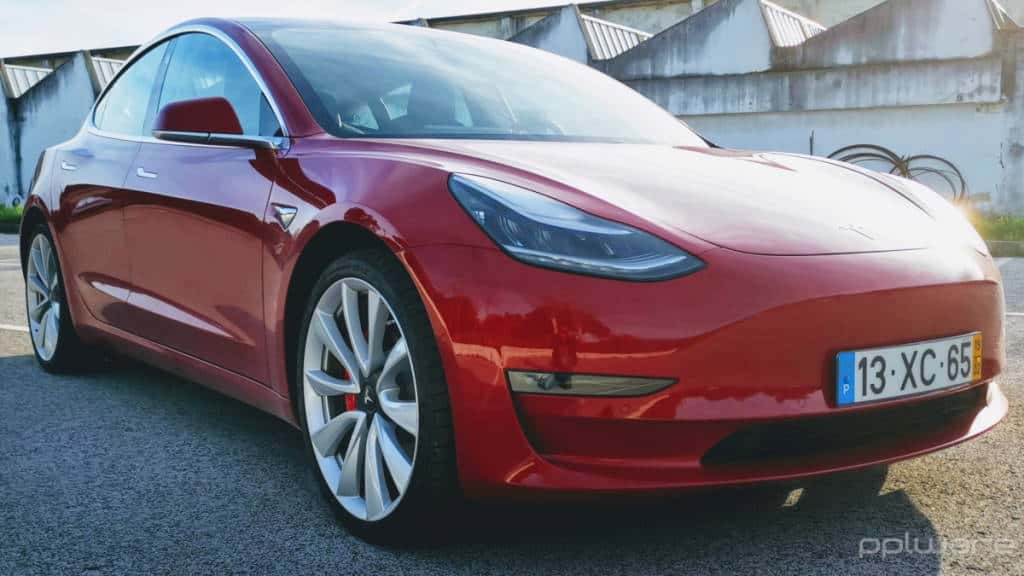 Tesla carros app Elon Musk falha