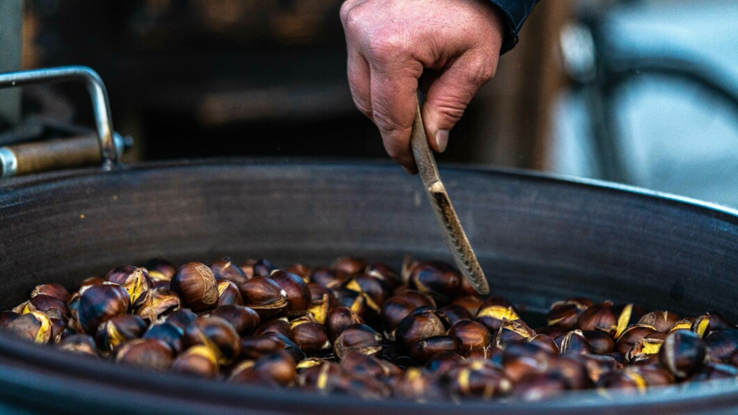 Smell: Roasting chestnuts spreads a pleasant aroma throughout the city of Salzburg.  Photo: Santiago Vergara / TV 2