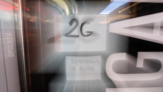 One sign indicates the 2G rule.  © dpa Photo: Julian Stradensult