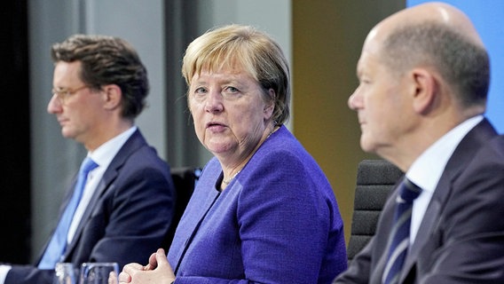 NRW Prime Minister Hendrik West (CDU), Federal Chancellor Angela Merkel (CDU), Executive Finance Minister Olaf Scholes (SPD) (left to right) © Image Coalition / Associated Press Photo: Michael Shipler