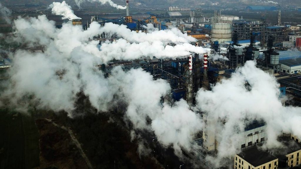Røyk og damp stiger opp fra et kullkraftverk i Kinas Shanxi-provins.