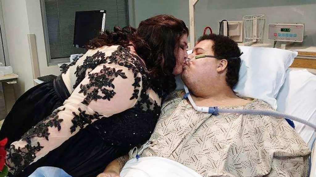 Jonathan Johnson (i sengen) giftet seg med sin Maria 14. oktober mens han lå på intensivavdelingen med covid-19 på et sykehus i Iowa. Han er nå på bedringens vei.