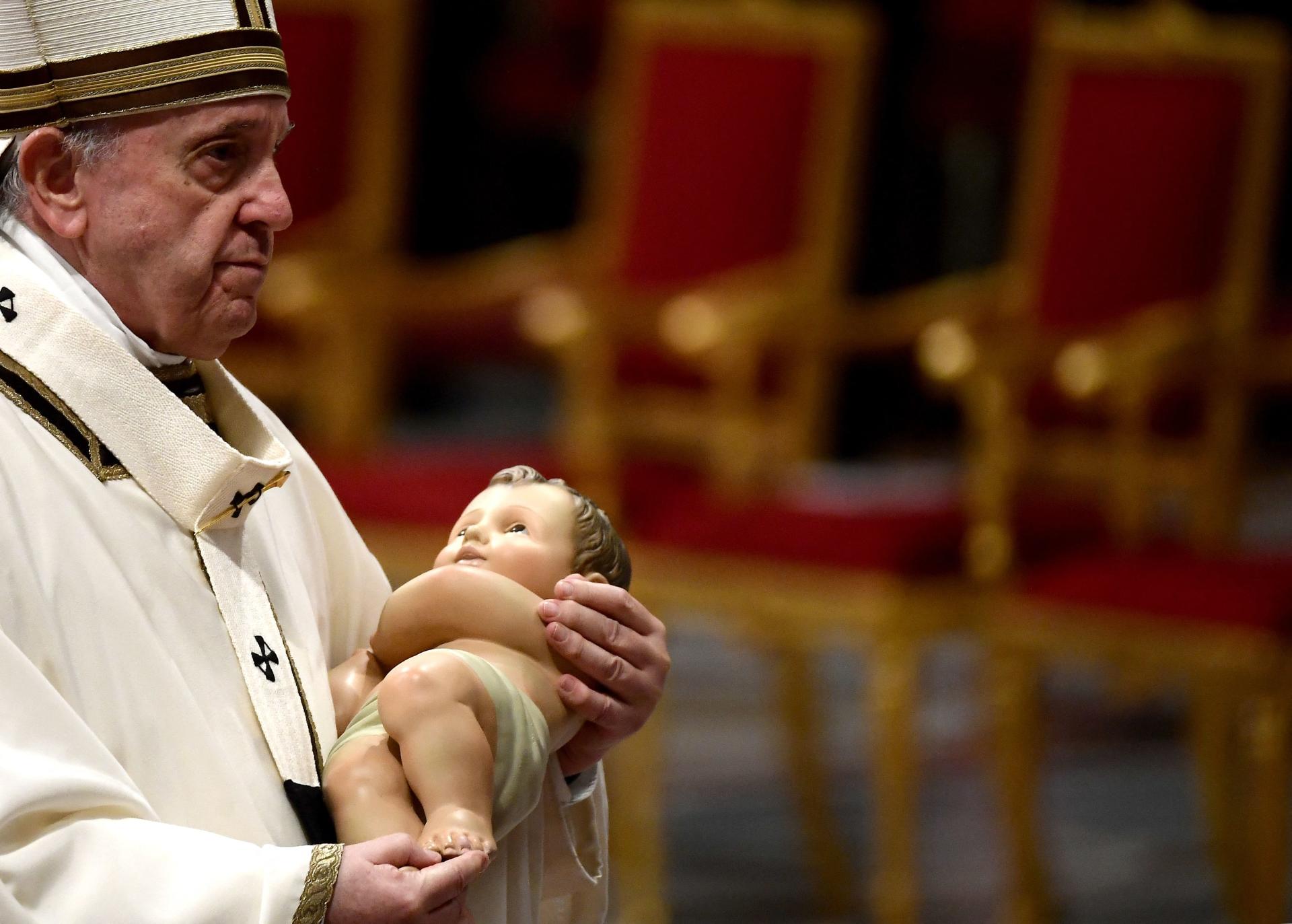 On Friday, December 24, 2021, during the New Year's Eve service in St. Peter's, Rome, Pope Francis held a portrait of the infant Jesus in his hand.