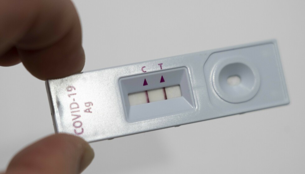 Rapid test: A positive rapid test for COVID-19 antigen.  Two lines indicate that the corona has been detected. Photo: Erik Johansen / NTB