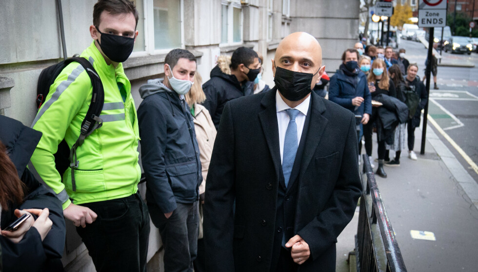 Third dose: Health Minister Sajid Javid runs through a line of people waiting for the third dose of the vaccine in London.  The photo was taken on December 15, 2021. Photo: Stefan Rousseau / PA / NTB