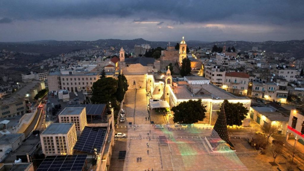 Krybbetorget og fødselskyrkja i Betlehem på julaftan 2021