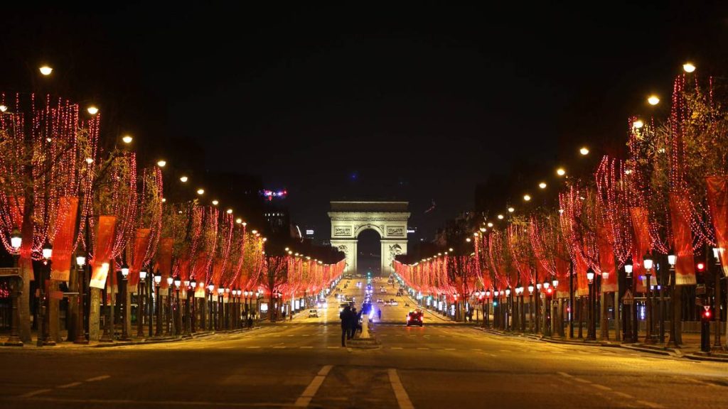 Champs Elysee på en folketom 1. januar 2021.