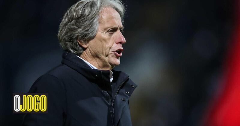 Jorge Jesus listening to Flamengo after the classics with FC Porto