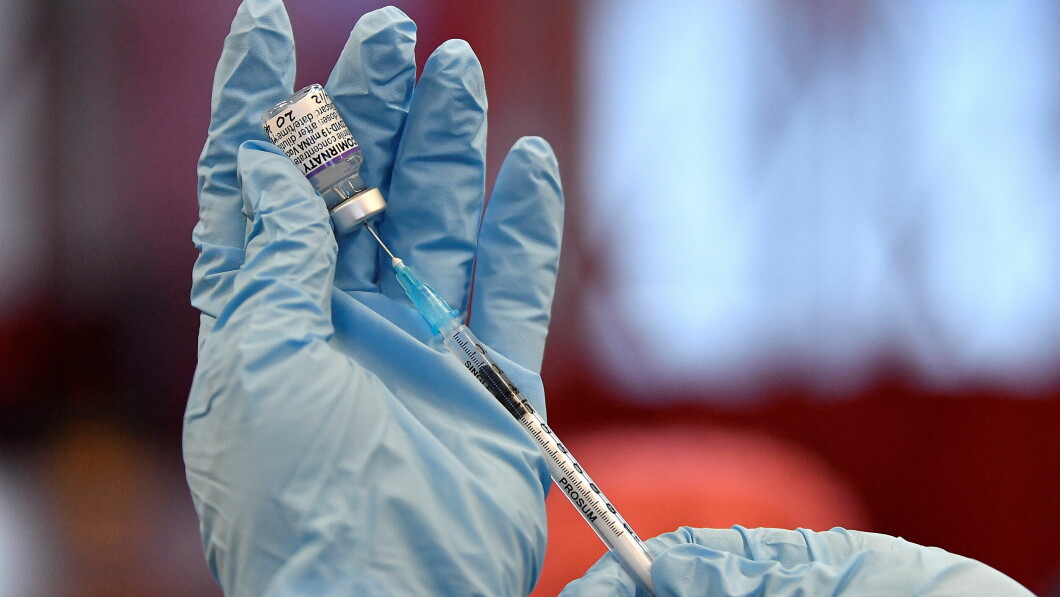 Vaccine: A nurse brings a dose of the Pfizer vaccine.  Photo: Claudagh Kilcoen/Reuters