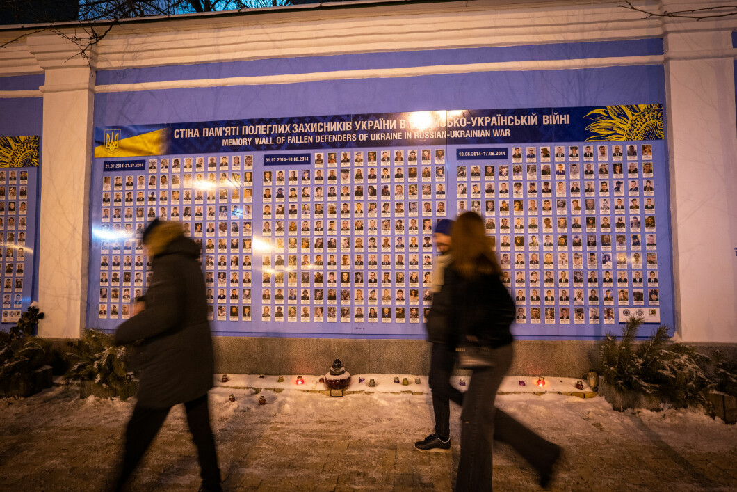 Memorial Wall: In Saint Michael's Monastery in Kiev, a memorial wall has been erected containing portraits of those killed in the eight-year war against Russia.  Photo: Aage Aune / TV 2