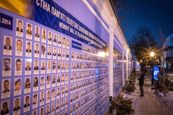 Memorial Wall: In the center of Kiev, hang pictures and names of all Ukrainian soldiers who lost their lives fighting against Russian forces and separatists in Donbass.  At least 13,000 people have been killed so far in the conflict and 30,000 wounded, according to the United Nations.  Photo: Aage Aune / TV 2