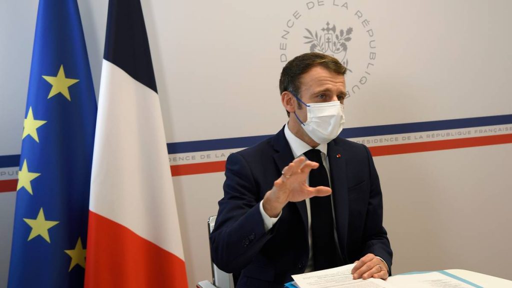 Frankrikes president Emmanuel Macron sier strategien skal gå ut på å plage uvaksinerte til siste slutt.