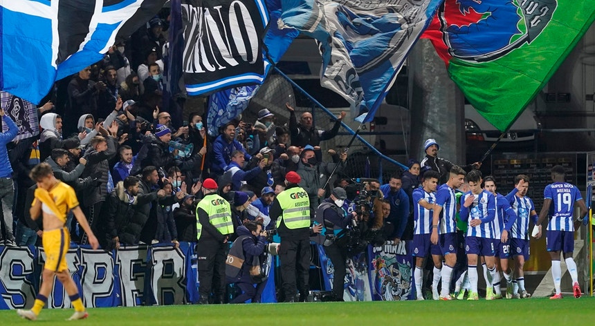 Portugal Cup.  Porto defeats Vizella and organizes a meeting with Sporting in the semi-finals