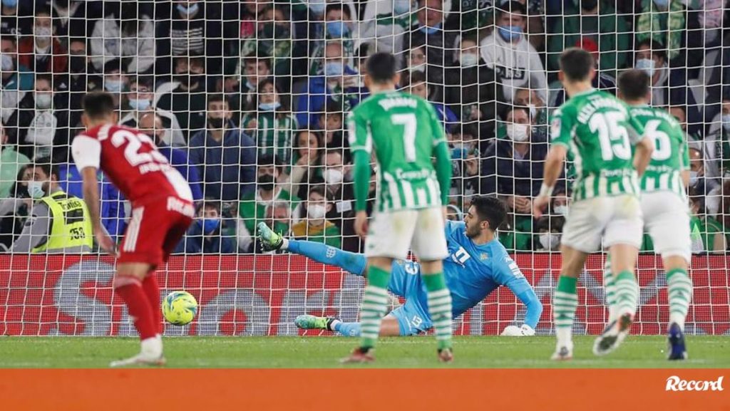 Rui Silva was applauded by Betis fans for playing the match after the death of his father - Betis