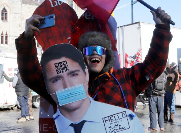 Allegation: A protester stands behind a cardboard figure of Canadian Prime Minister Justin Trudeau during a demonstration in Ottawa.  Photo from January 29, 2022. Photo: Patrick Doyle/Reuters.