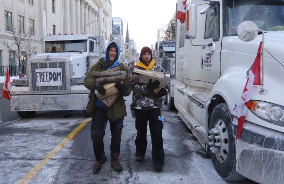 Wood: Truck drivers carry firewood to the stove in their trucks.  They take part in a demonstration against coronary artery strictures in Ottawa.  Photo: Patrick Doyle/The Canadian Press.