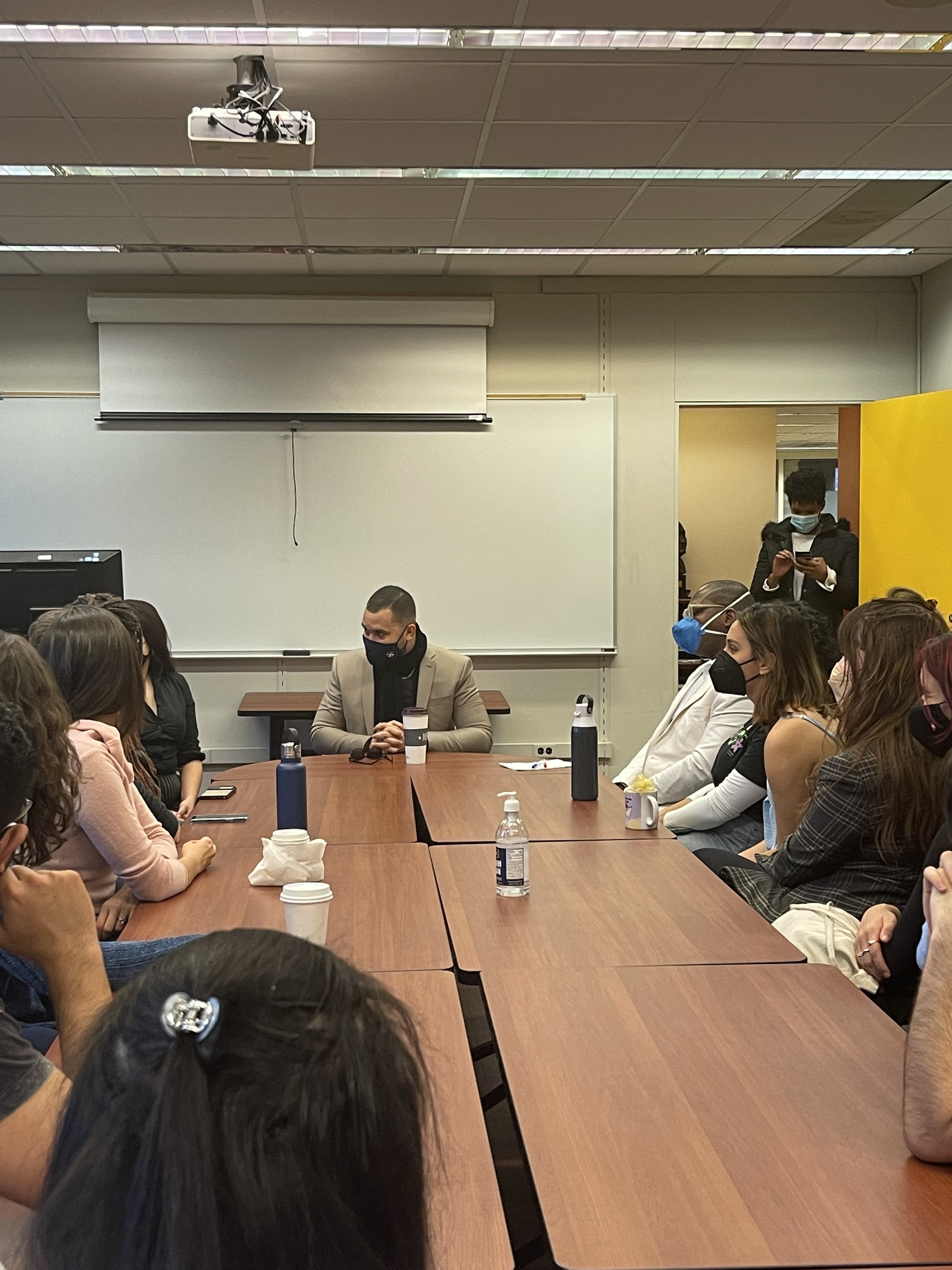 Gil de Vigor talks with students from the Brazilian site of Columbia University about his course (Photo: Ediclenio Bernardo)