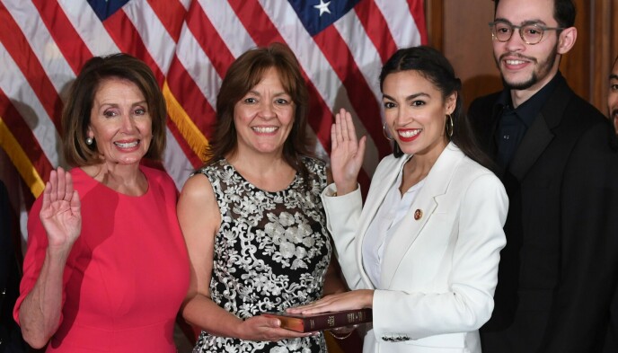 2019: Alexandria Ocasio-Cortez (in white) is sworn in as Representative for Congress before spokeswoman Nancy Pelosi (in pink) in January.  Ocasio Cortizo Blanca's mother is in the middle.  Brother Gabriel Ocasio-Cortez, right.  Photo: Saul Loeb/AFP/NTB