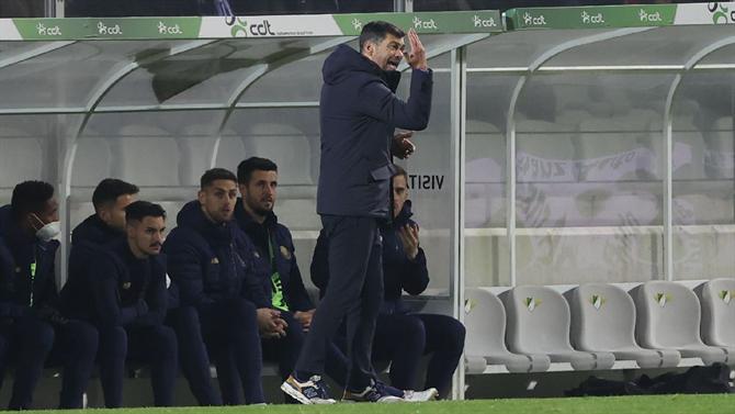 Ball - Sergio Conceicao points to Grujic and talks about sending off after the final whistle (Porto)