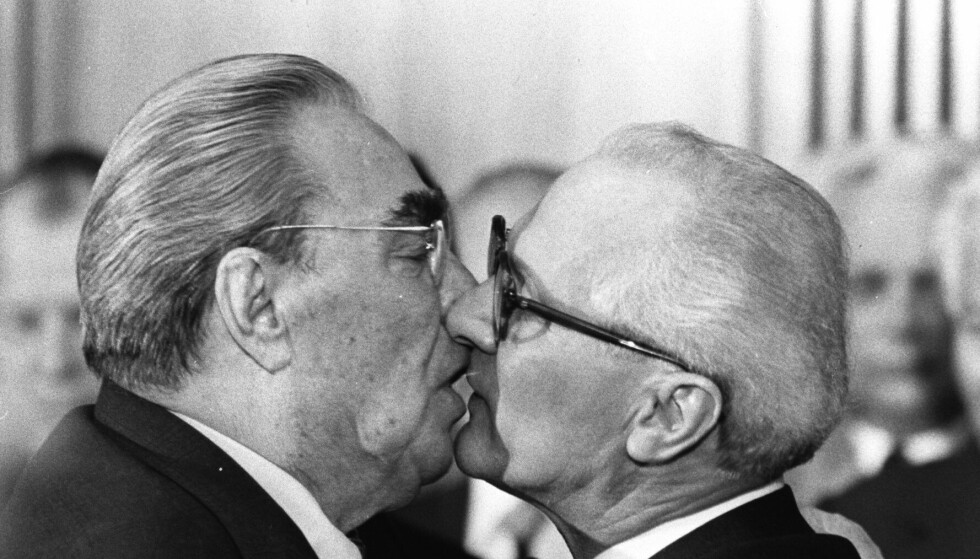 Rite of friendship: Soviet leader Leonid Brezhnev (left) shows his superiority over GDR President Erich Honecker.  Photo: AP/NTB
