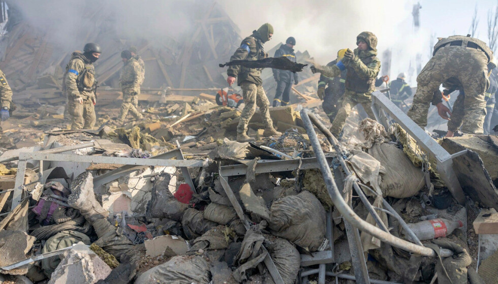 Big mission: Since the bombs fell Friday morning, soldiers and volunteers have been searching for the dead and dead in the rubble.  Photo: Niklas Hammerström/Expressen