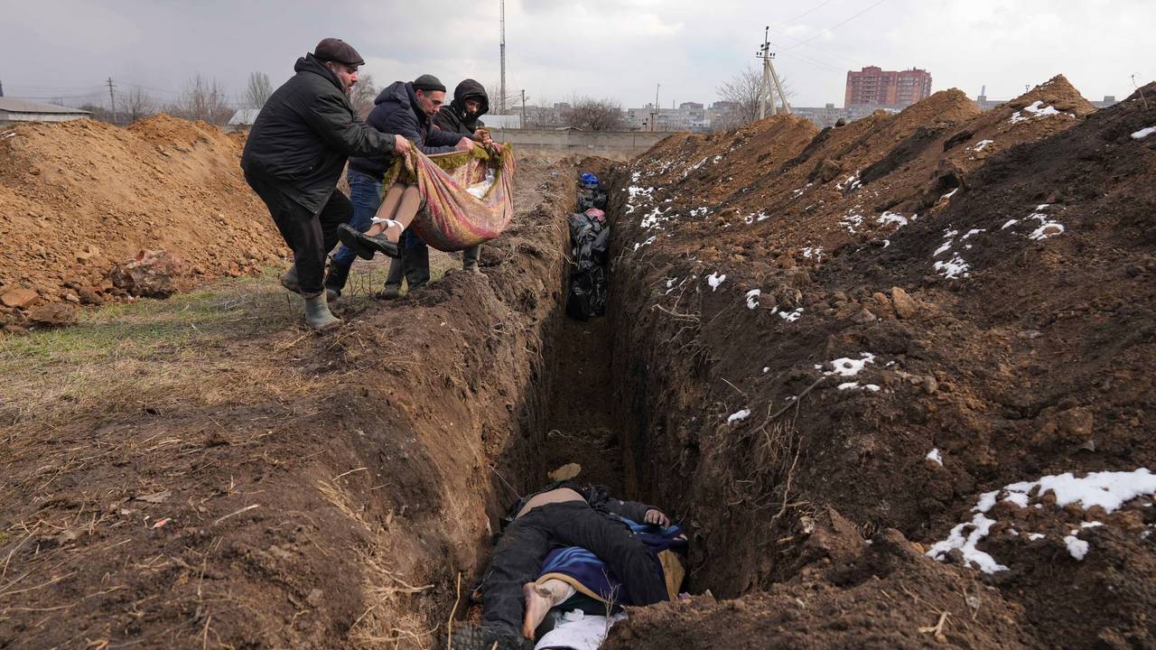 The dead were buried in mass graves on the outskirts of Mariupol on Wednesday. 