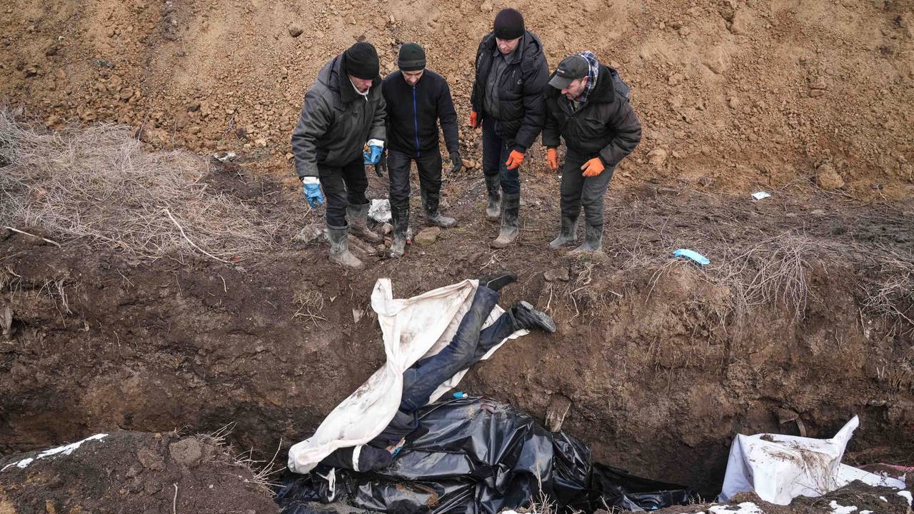 The dead are buried in a mass grave, because it is too dangerous to hold ordinary funerals, according to the local authorities in Mariupol. 