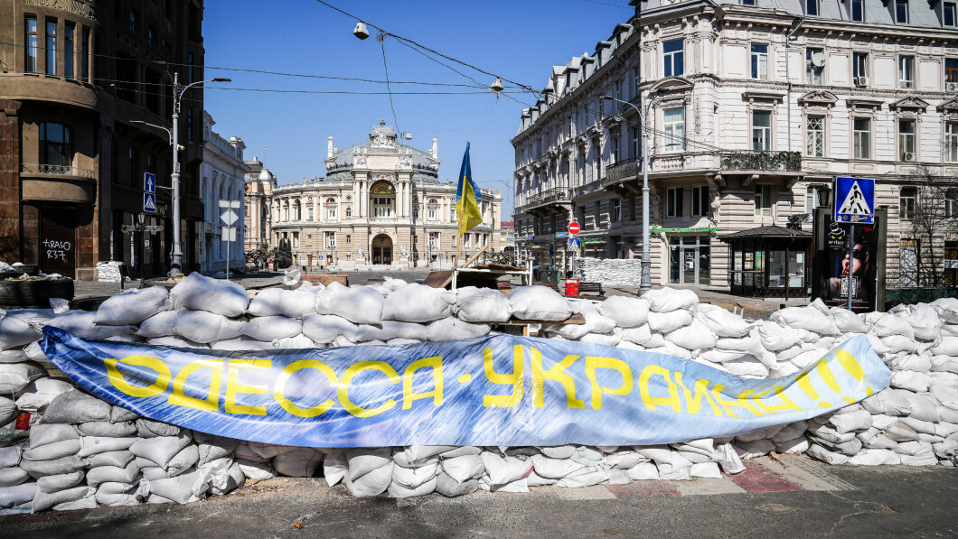 Barriers: This is what it looked like in central Odessa after the outbreak of war.  Bags are used for protection and to prevent the movement of vehicles.  Photo: Bent Skjærstad/TV 2