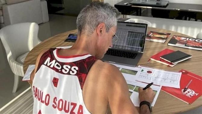 Ball - Paulo Sousa received the club shirt under the incorrect name (Flamingo)